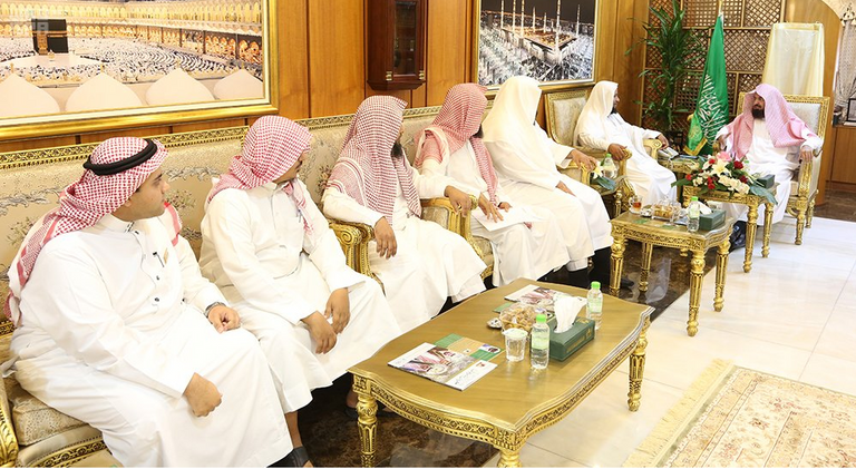 الشيخ السديس برفقة أعضاء إدارة الأمن الفكري