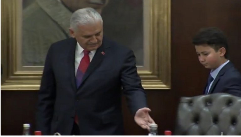 رئيس الوزراء التركي يتنحى عن كرسيه لطفل