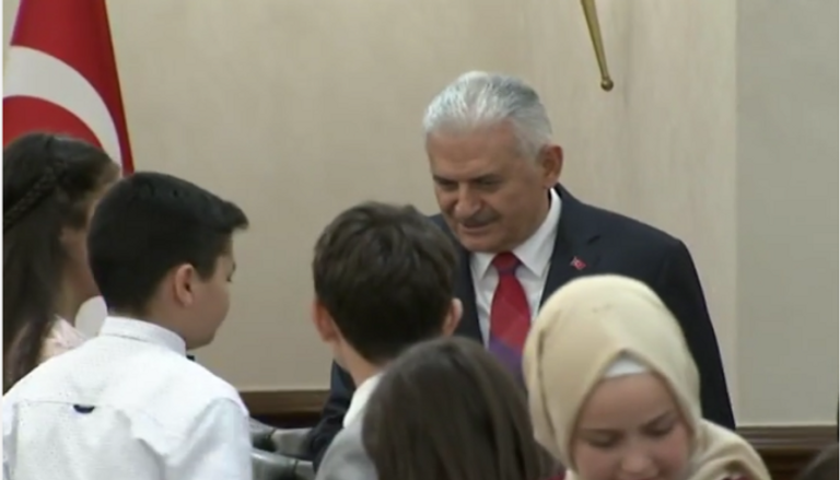رئيس الوزراء التركي يتنحى عن كرسيه لطفل