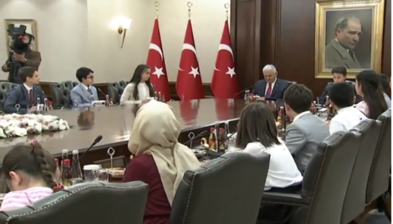 رئيس الوزراء التركي يتنحى عن كرسيه لطفل