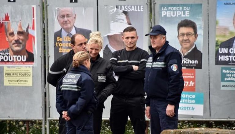 عملية التأمين غير مسبوقة في الانتخابات الفرنسية (رويترز)