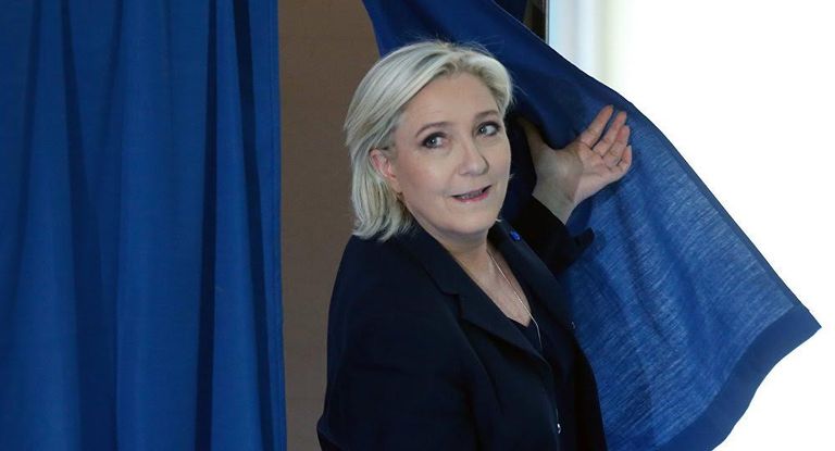 لازار بجوار الرئيس الروسي (أرشيفية)