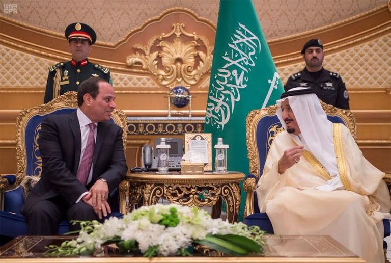 خادم الحرمين على رأس مستقبلي السيسي (واس)