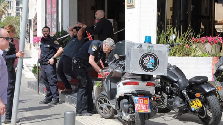 الأجهزة الإسرائيلية في موقع الحادث بتل أبيب