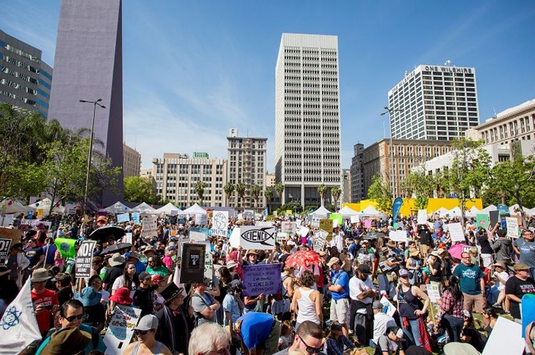 مسيرات في مدن أمريكية للاحتفال بيوم العلم