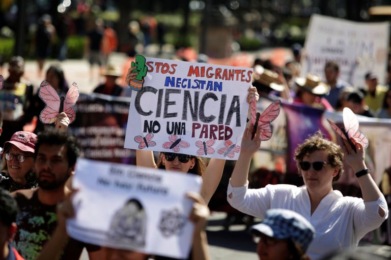 مسيرات في مدن أمريكية للاحتفال بيوم العلم