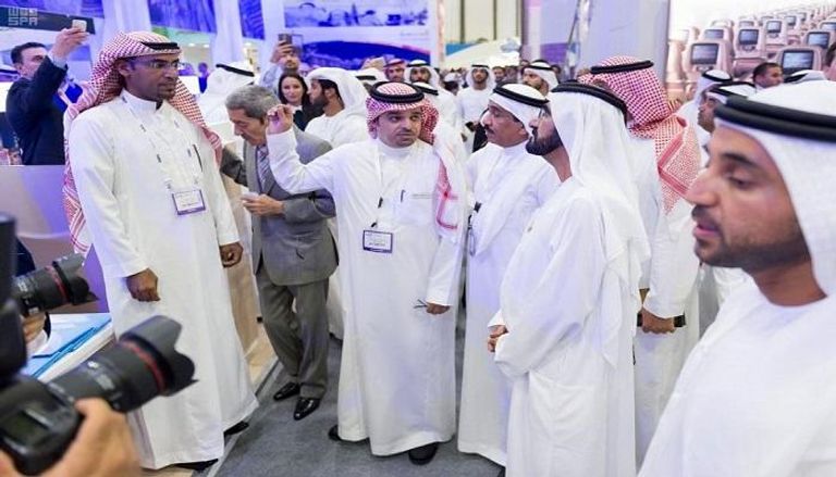 الشيخ محمد بن راشد آل مكتوم في زيارة للجناح السعودي