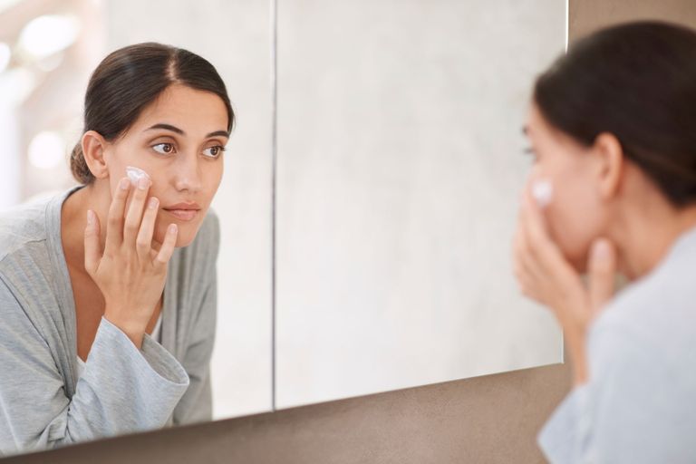 ما هو الرابط بين مستحضرات التجميل والعناية بالبشرة وسرطان الثدي؟