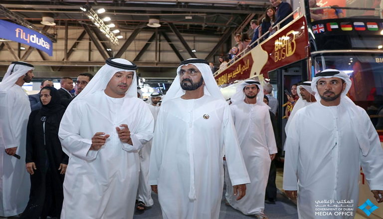 الشيخ محمد بن راشد أثناء جولته في معرض سوق السفر العربي