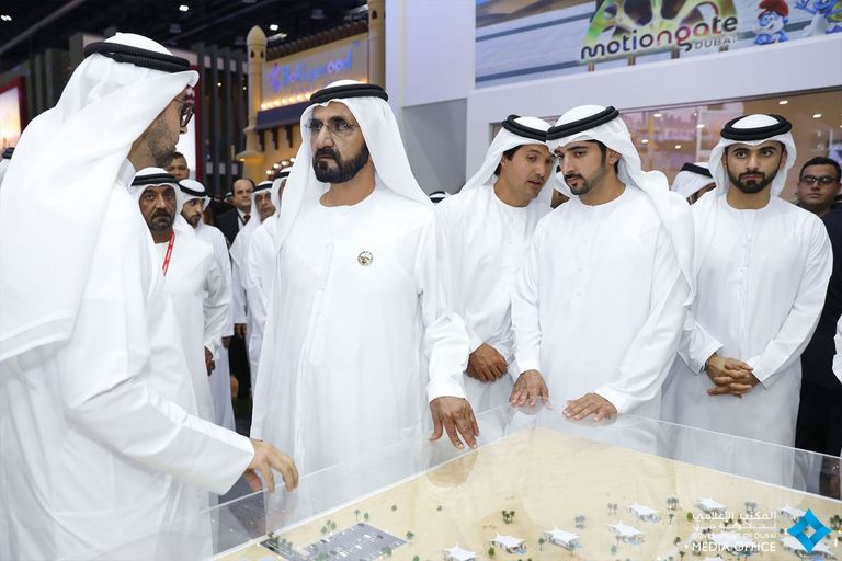 الشيخ محمد بن راشد أثناء جولته في معرض سوق السفر العربي