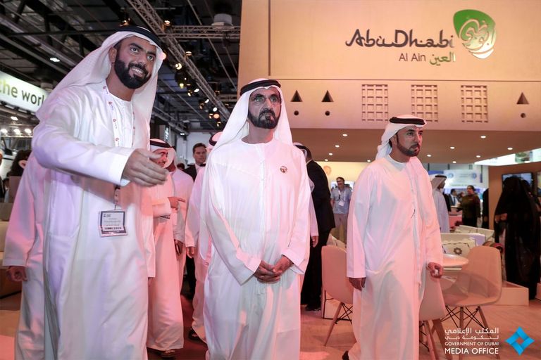 الشيخ محمد بن راشد أثناء جولته في معرض سوق السفر العربي