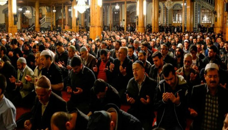 مواطنون أتراك يتناولون الحليب الساخن من السبيل