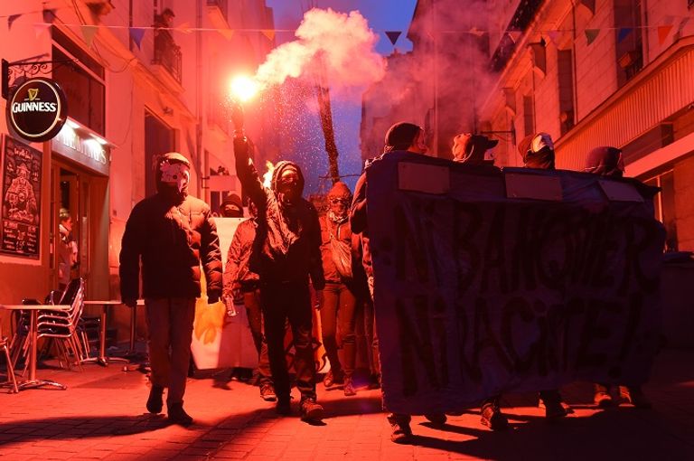 3 مشاهد مختلفة بعد إعلان نتيجة الانتخابات الرئاسية بفرنسا