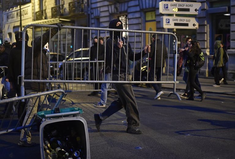 3 مشاهد مختلفة بعد إعلان نتيجة الانتخابات الرئاسية بفرنسا