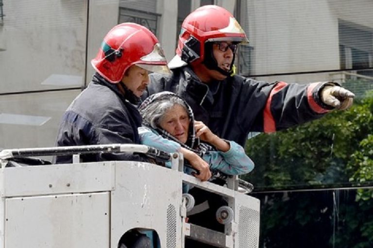 السيدة عايشة تهدد بانتحار من أعلى عمود للاتصالات