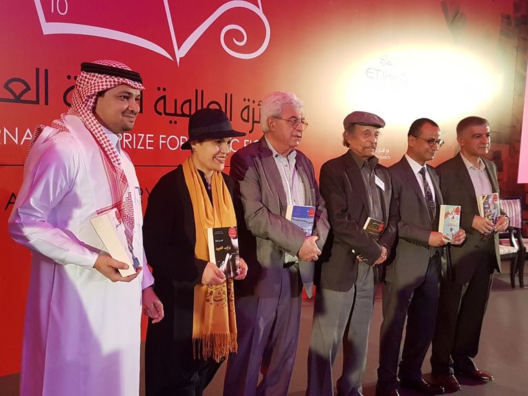 الروائي السعودي محمد حسن علوان يتسلم جائزة البوكر
