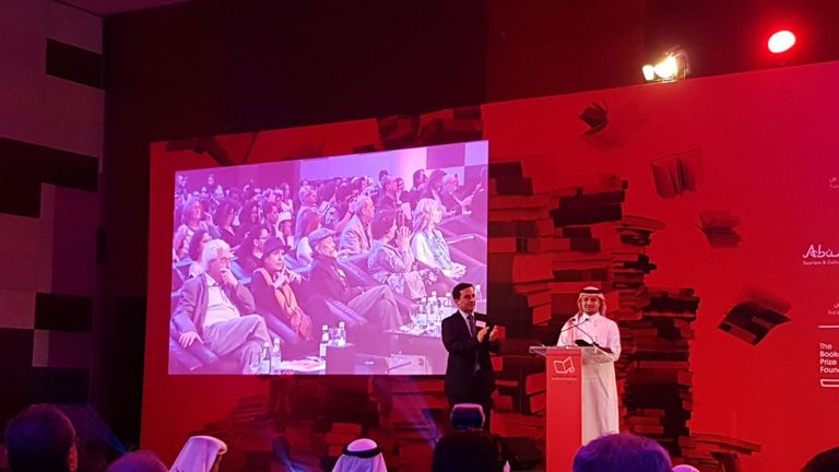 الروائي السعودي محمد حسن علوان يتسلم جائزة البوكر