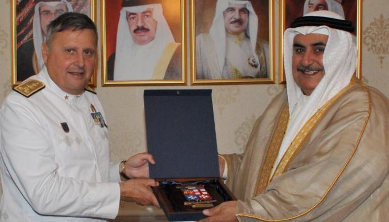 وزير الخارجية البحريني يلتقي قائد الأسطول الإيطالي