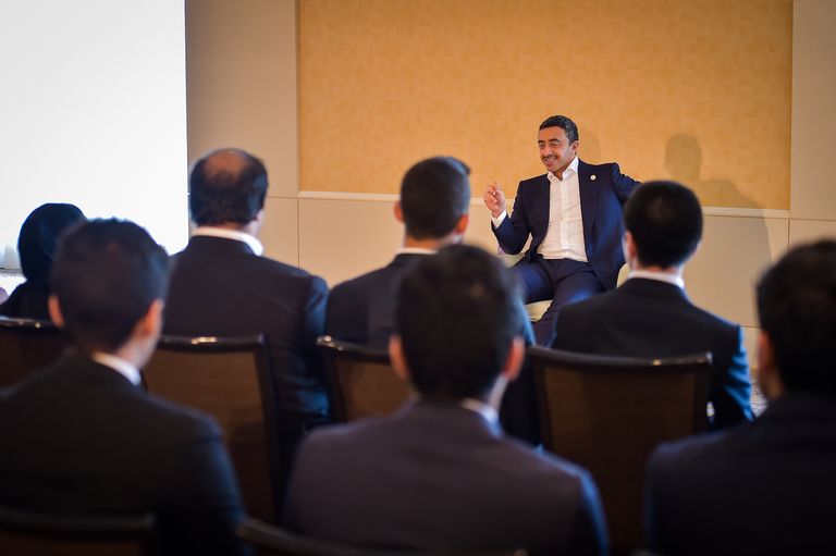 الشيخ عبدالله بن زايد أثناء لقائه الطلبة باليابان