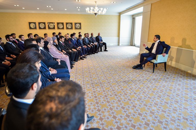 الشيخ عبدالله بن زايد أثناء لقائه الطلبة باليابان