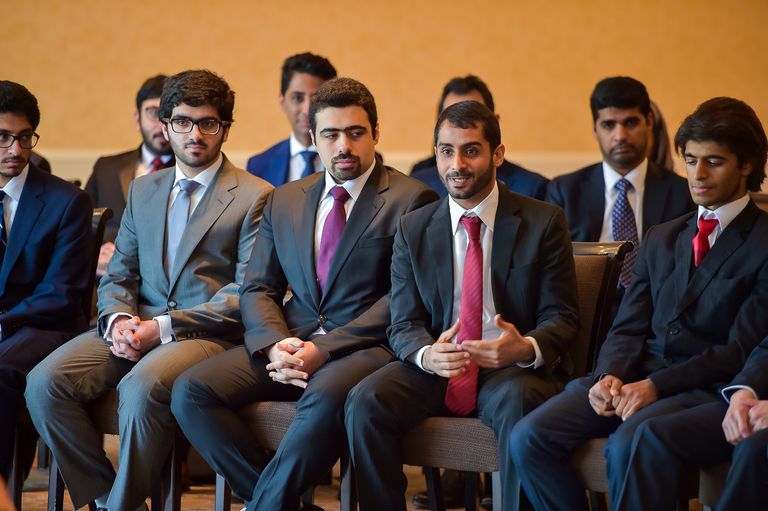 الشيخ عبدالله بن زايد أثناء لقائه الطلبة باليابان