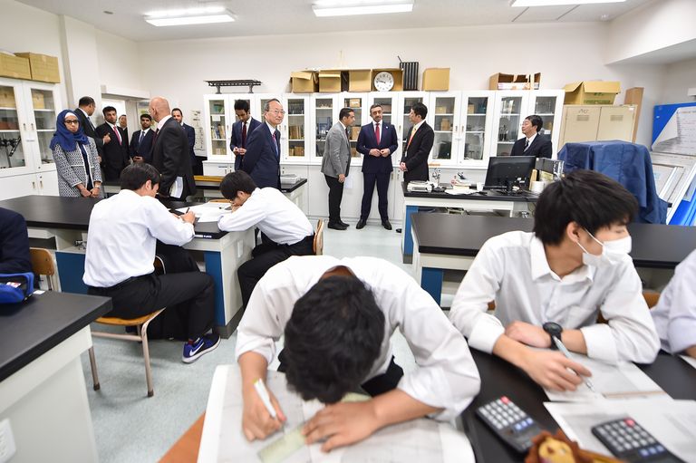 الشيخ عبدالله بن زايد يزورمدرسة هيبيا الثانوية باليابان