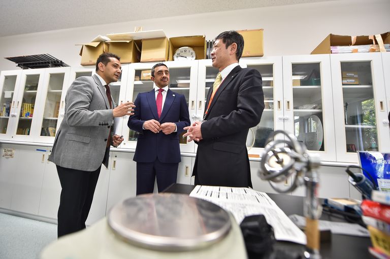 الشيخ عبدالله بن زايد يزورمدرسة هيبيا الثانوية باليابان