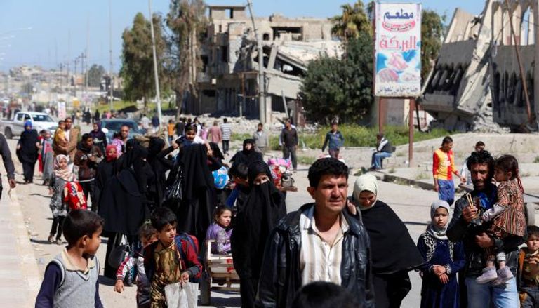 عراقيون يهربون من غرب الموصل وسط معركة بين الجيش و"داعش"