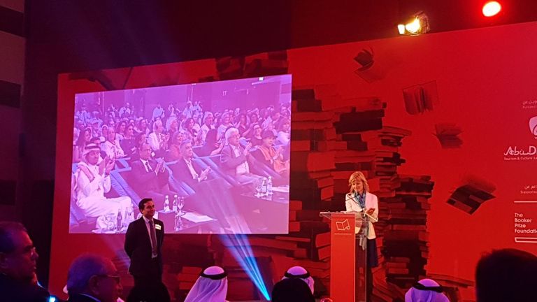 الروائي السعودي محمد حسن علوان يتسلم جائزة البوكر