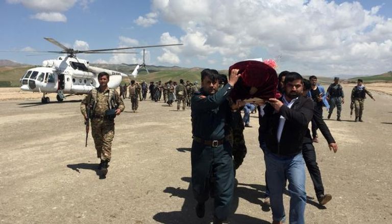 جنازة أحد ضحايا الهجوم على قاعدة للجيش الأفغاني