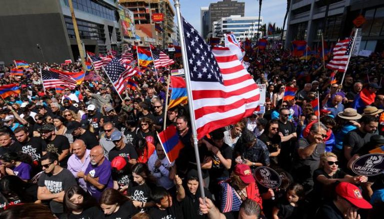 محتجون أرمن أمام القنصلية التركية في لوس أنجلوس
