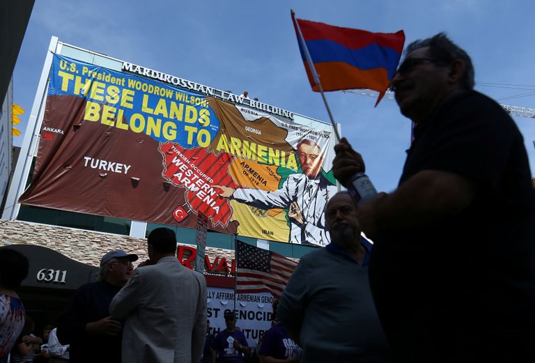 محتجون أرمن أمام القنصلية التركية في لوس أنجلوس