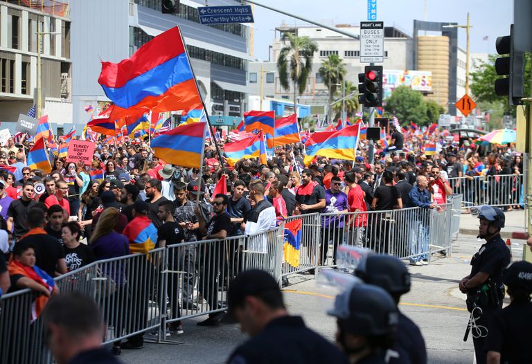 محتجون أرمن أمام القنصلية التركية في لوس أنجلوس