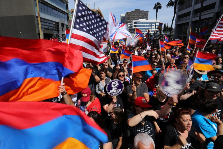 محتجون أرمن أمام القنصلية التركية في لوس أنجلوس