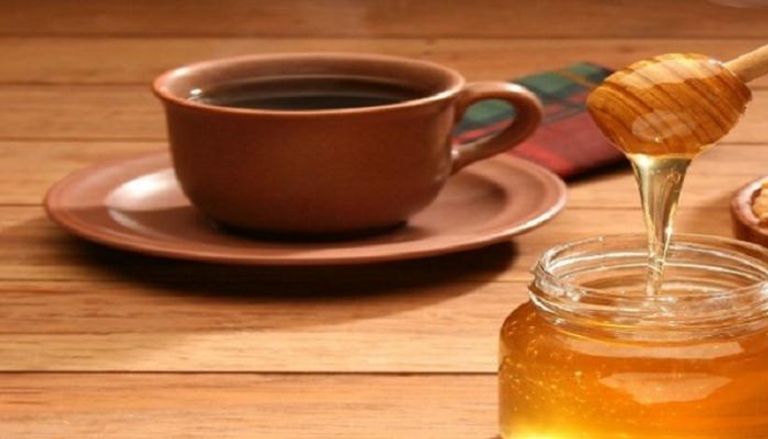 إضافة العسل للقهوة يساعد على حرق الدهون 