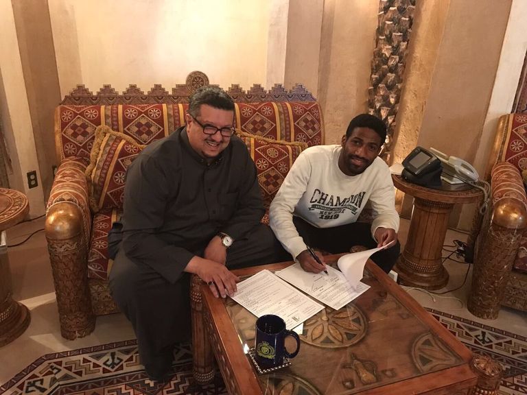 خميس موقعاً مع الهلال