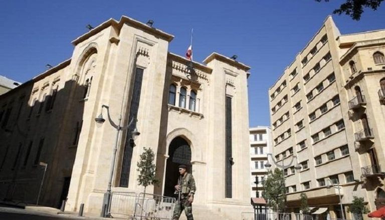 جندي لبناني أمام البرلمان اللبناني وسط بيروت.. رويترز