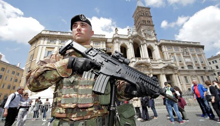 جندي إيطالي في أحد شوارع روما