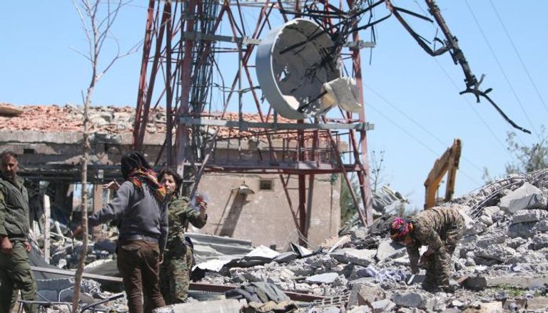 مقاتلون أكراد يفحصون الأضرار بقاعدة لهم بعد غارات تركية- رويترز
