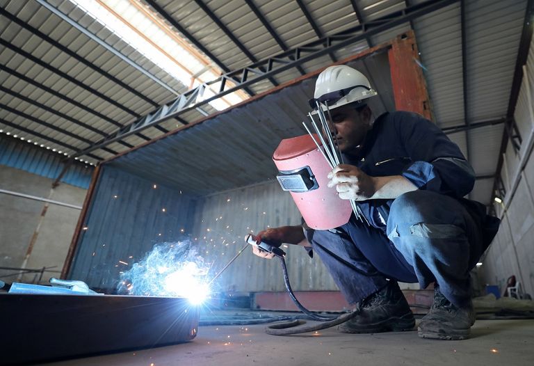 حاويات معدنية قديمة تتحول إلى منازل ومحلات تجارية في مصر