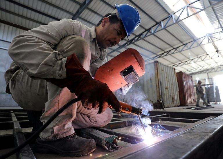 حاويات معدنية قديمة تتحول إلى منازل ومحلات تجارية في مصر