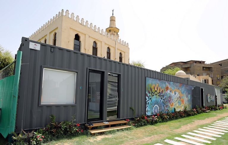 حاويات معدنية قديمة تتحول إلى منازل ومحلات تجارية في مصر