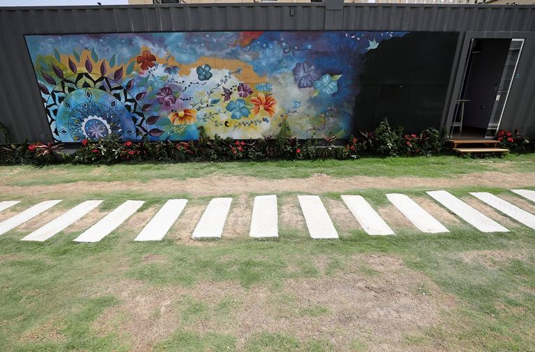 حاويات معدنية قديمة تتحول إلى منازل ومحلات تجارية في مصر