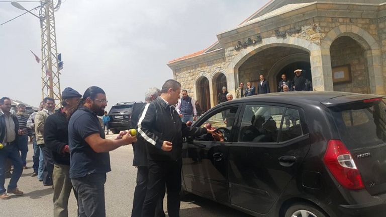 اعتصام مزاعي التفاح.. الصورة من الوكالة الوطنية للإعلام