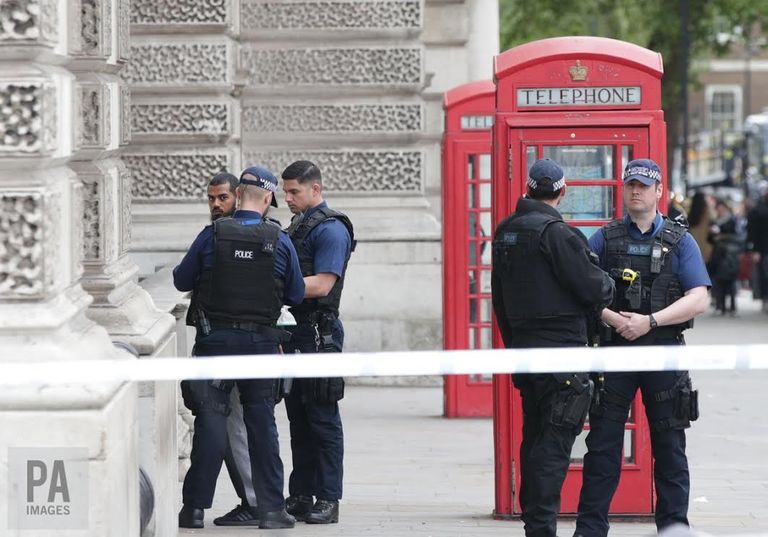 اعتقال مشتبه به حقيبة مملوئة بالسكاكين وجدت بحوزة مشتبه به