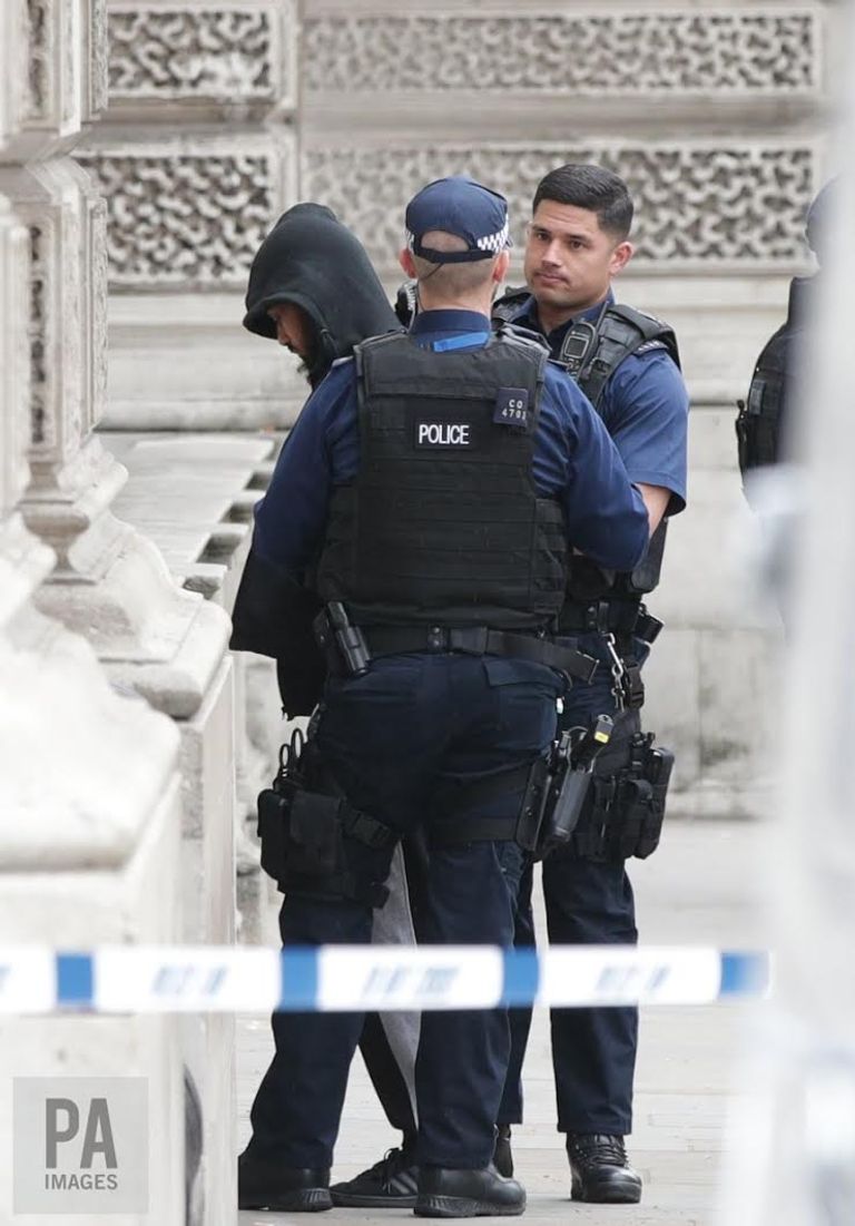 اعتقال المشتبه به حقيبة مملوئة بالسكاكين وجدت بحوزة مشتبه به