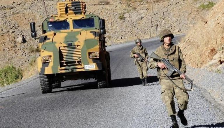جنديان تركيان في دورية بإقليم هكاري في جنوب شرق تركيا