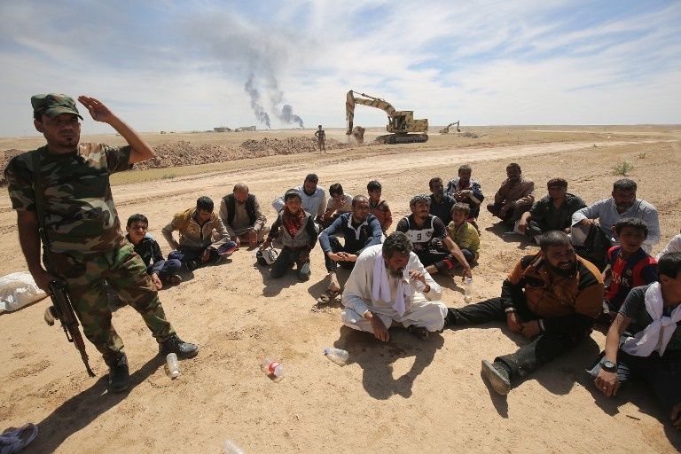 عائلات خلال نزوحها من مدينة الحضر