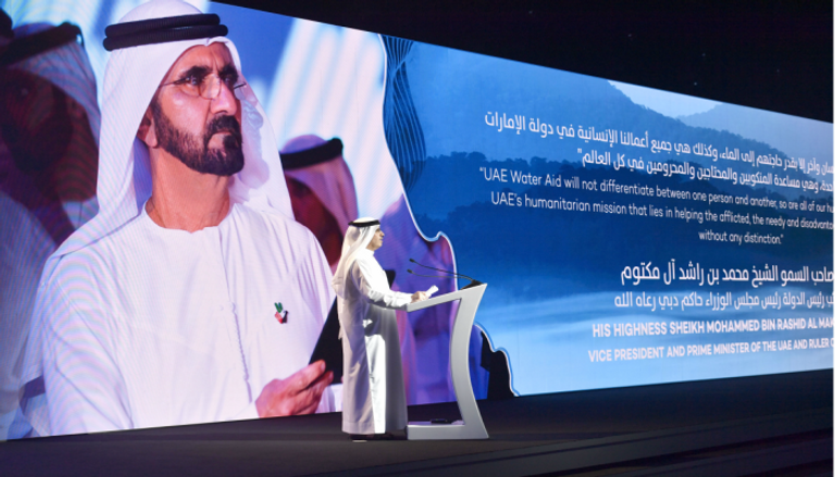 الشيخ مكتوم بن محمد بن راشد آل مكتوم في صورة جماعية مع الفائزين