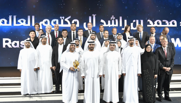 الشيخ مكتوم بن محمد بن راشد آل مكتوم في صورة جماعية مع الفائزين